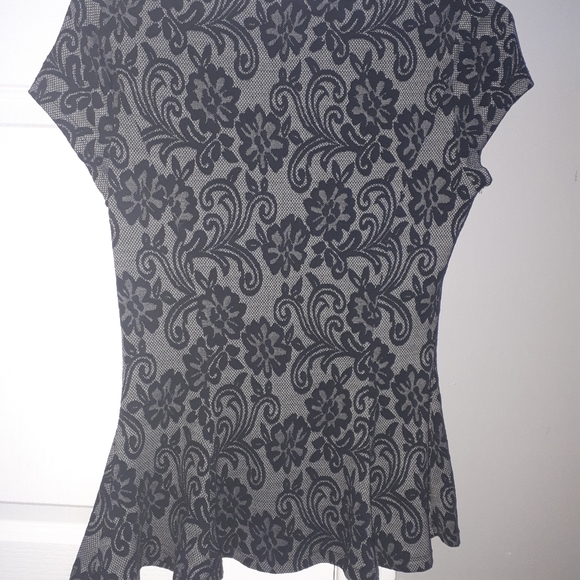 Grey and black Suzy Shier floral print top - Picture 2 of 3
